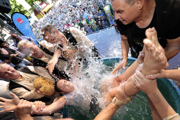 The traditionel printers' baptism is practiced since the 16th century.