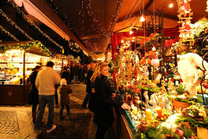 Stände auf dem Weihnachtsmarkt © Carsten Costard