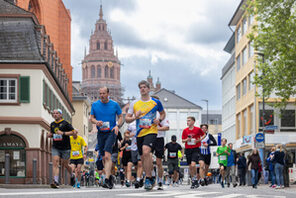 Läuder:innen vor dem Dom St. Martin © Veranstalter