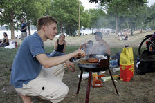 Menschen grillen am Rheinufer