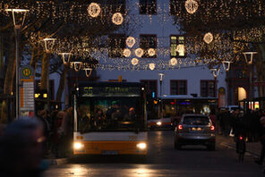 Bus auf einer weihnachtlich beleuchteten Straße © Carsten Costard