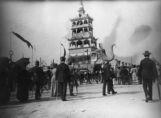 Der Hobbyfotograf Konrad Schollmayer wurde durch seine Kamera zum Chronisten seiner Zeit. Hier: Menschen vor einem exotischen Pavillon beim Bundesschießen 1894