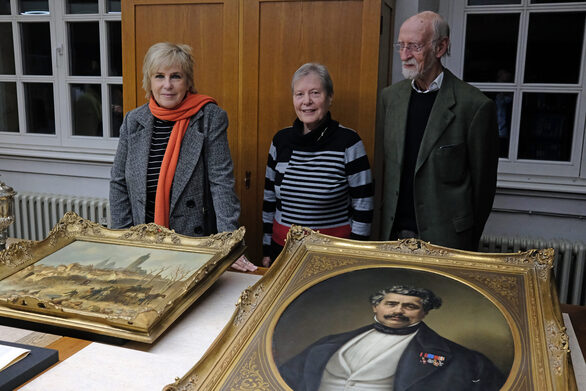 Ellen Weiser mit ihren Familienschätzen, rechts Stefanie und Horst Weberpals