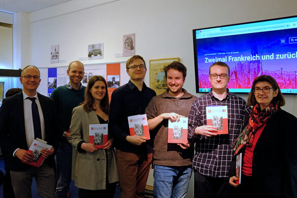 Die Studierenden stellen zusammen mit Prof. Dr. Braun und Dr. Linsenmann ihr Projekt im Stadthistorischen Museum der Stadt Mainz vor.