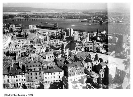 Schwarz-Weiß-Foto vom zerstörten Mainz