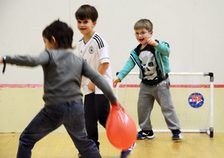 Spielende Kinder auf Kindergeburtstag