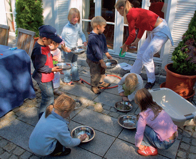 Kinder beim Forschen