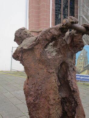 Neben dem bekannten Gutenberg-Denkmal am Theater gibt es noch weitere Darstellungen.