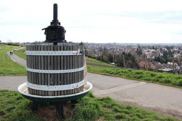 An der Weinpresse oberhalb des Ortes lässt es sich gut ausruhen.