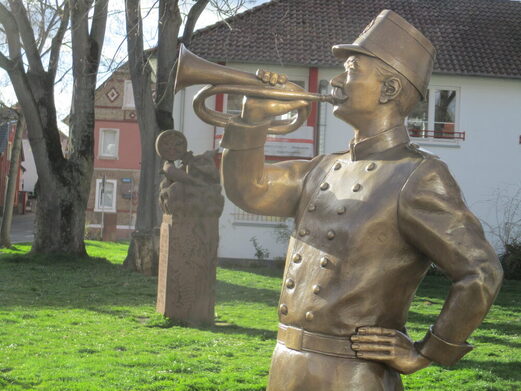 Der Musiker zählt zu den Wahrzeichen des Ortes.