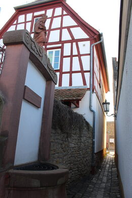 Der Brunnen liegt etwas versteckt in einer Gasse.