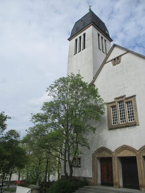 Der markante Turm der Friedenskirche ist schon von weitem sichtbar.