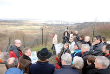 Bildergalerie Stadt der Wissenschaft 2011 Besucherinnen und Besucher im Laubenheimer Steinbruch Mit dem kostenlosen Shuttlebus, zu Fuß oder mit dem eigenen PKW gingen 12.000 Bürgerinnen und Bürger auf Entdeckungsreise: Von der Plattform des Laubenheimer Steinbruchs aus erstreckte sich ein guter Blick auf das Areal des geplanten UmweltBildungsZentrums. Hier lauschten die Besucherinnen und Besucher außerdem spannenden Kurzvorträgen zu der Geologie des Steinbruchs und der Geschichte des Kalkabbaus.