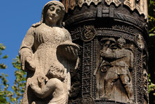 Bildergalerie Nagelsäule Detail der Nagelsäule am Liebfrauenplatz Auf dem mittleren Ring dreht sich alles um das Thema "Staat". Der Reichsadler mit Kaiserkrone, der hessische Löwe und das Mainzer Rad sind dort abgebildet. Der untere Ring widmet sich dem Thema "Liebe" und stellt ausschließlich Frauen dar. Eine Frau die Korn aussät, eine andere, die an Kinder Brot austeilt und eine weitere, die einen Verwundeten pflegt.