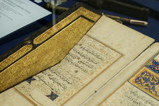 Bildergalerie Gutenberg-Museum "Dauerausstellung" Die Dauerausstellung beleuchtet auch den "islamischen Kulturkreis". Dreißigster Teil (Djuz) des Korantextes als Tageslesung. Flächenvergoldeter Ledereinband mit Klappe, 16. Jahrhundert.