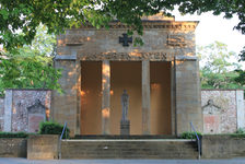 Bildergalerie "Friedhöfe - Hauptfriedhof" Deutscher Ehrenhof: Grabfeld mit Gedächtnishalle gefallene Soldaten.