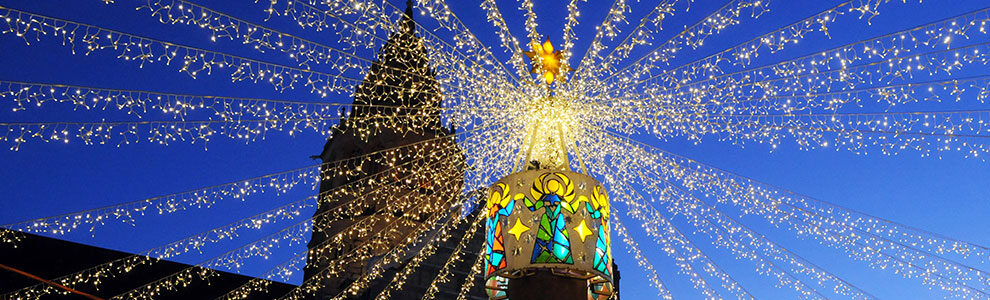 Lichterhimmel über dem historischen Mainzer Weihnachstsmarkt