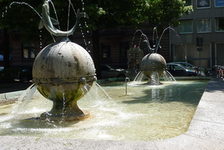 Bildergalerie Brunnenanlagen Fischtorbrunnen Über den Liebfrauenplatz und die Fischtorstraße geht es weiter zum Fischtorplatz. In Sichtweite zum Dom steht hier der Fischtorbrunnen. Die Aufbauten des Brunnens werden von Mainzern auch liebevoll als "Quellkartoffel mit Hering" bezeichnet.