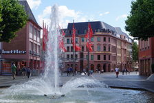 Bildergalerie Brunnenanlagen Höfchenbrunnen Vom Leichhof aus beziehungsweise durch die Augustinerstraße zurück geht es nun zum Höfchen. Um den großen runden Brunnen herum tummeln sich im Sommer Mainzerinnen und Mainzer auf den Sitzgelegenheiten zum Plausch.