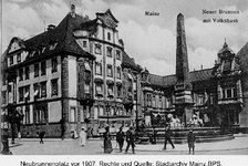 Bildergalerie Neubrunnen Der Brunnen 1907 umrahmt von den Prunkfassaden Mainzer Volksbank u. Casino Bis zur Zerstörung der Stadt im Zweiten Weltkrieg 1942 war der Neue Brunnen Teil einer repräsentativ angelegten Platzanlage, umrahmt von der ehemaligen Universitätsburse und vom Wolf-Metternichschen Hof. Kurfürst Johann Philipp von Schönborn hatte den Platz Mitte des 17. Jahrhunderts als "Speisemarkt" angelegt.