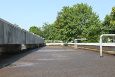 Bildergalerie „Zentralklärwerk Mainz 2" Das Belebungsbecken Im Belebungsbecken übernehmen Kleinlebewesen (Einzeller, Bakterien) die weitere Reinigung des Abwassers von sogenannten gelösten Stoffen (Harnstoffe, Phosphate...)