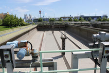 Bildergalerie „Zentralklärwerk Mainz 2" Das Regenrückhaltebecken Bei starkem Regen muss das Abwasser im Regenrückhaltebecken quasi zwischengeparkt werden.