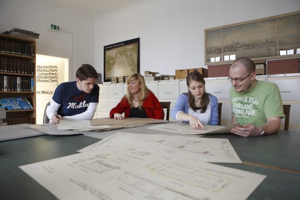 Benutzungsraum der Bild- und Plansammlung im Stadtarchiv Mainz