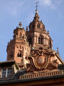 Dom St. Martin mit Stadtwappen im Vordergrund