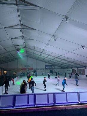 Eislauf-Zelt mit Läuferinnen und Läufern.