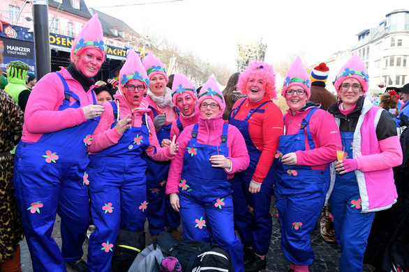 Auf dem Schillerplatz geht es an Altweiberfastnacht fröhlich zu!