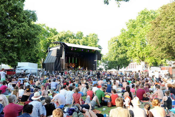 Ob Frühsport oder Punkband - das Programm auf der Hauptwiese ist vielseitig.