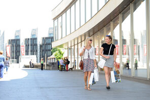 Zwei Frauen beim Einkaufen in Mainz © Kristian Schäfer