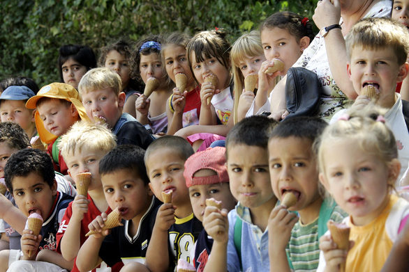 Kinder beim Eisessen