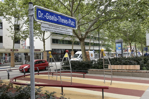 Der Dr.-Gisela-Thews-Platz lädt zum Verweilen in der Großen Langgasse ein.