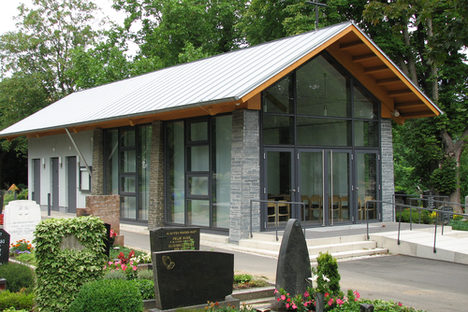 Hell und modern: Die Trauerhalle auf dem Friedhof in Marienborn.