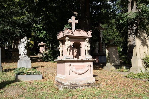 Zeitzeugen: Die zahlreichen historischen Grabmale auf dem Hauptfriedhof, wie hier im Bild das Patenschaftsgrab Molinari