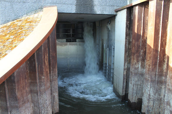 Blick von der Rheinseite in das Hochwasserpumpwerk Gaßnerallee