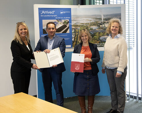 v.l.n.r.: Vorstandsvorsitzende Jeanette Wetterling, SGD-Präsident Hannes Kopf, Klimaschutzministerin Katrin Eder und Dezernentin Janina Steinkrüger