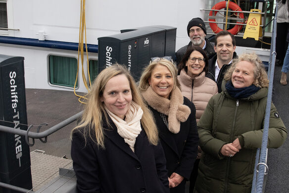 Offizielle Freigabe Landstrom in Mainz, v.l.n.r.: Die stellv. Vorstandsvorsitzende der Mainzer Stadtwerke Kerstin Stumpf, die Vorstandsvorsitzende vom Wirtschaftsbetrieb Mainz Jeanette Wetterling, die rheinland-pfälzische Wirtschaftsministerin Daniela Schmitt, Ortsvorsteher Brian Huck, der Mainzer Oberbürgermeister Nino Haase und die Mainzer Umwelt- und Verkehrsdezernentin Janina Steinkrüger