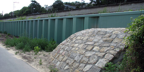 Die fertige Hochwasserschutzwand Mainz-Süd