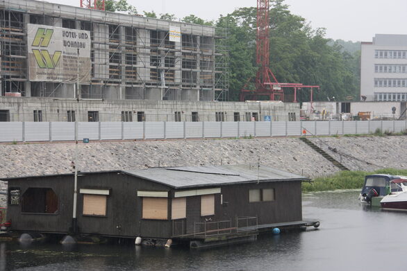 Die mobile Schutzwand im Winterhafen.