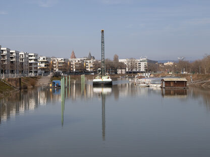 Blick auf den Bagger und die Taucher im Winterhafen