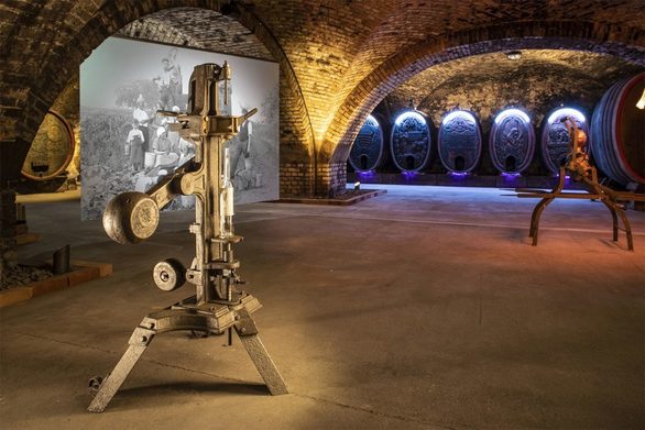 Verkorkmaschine im Winzerkeller Ingelheim