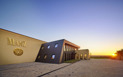 Schwarze Fassade des Weinguts im Sonnenuntergang