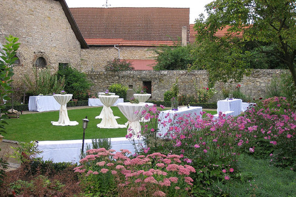 Zum Hotel und Weingut gehört auch ein Aromagarten: Hier wachsen die Hauptrebsorten neben Pflanzen, die ihr Aroma widerspiegeln.