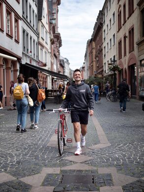 Weltoffen zeigt Pail Koop Gästen seine Stadt.