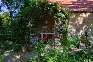 Laube im imposanten Garten © Weingut J. G. Orb